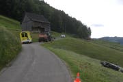 Der Motorradfahrer verletzte sich beim Sturz und musste ins Spital gebracht werden. (Bild: Kantonspolizei)