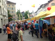 Viel Publikum zwischen den Informations- und Foodständen des 16. St.Galler Begegnungstags am Samstag in der Marktgasse. (Bilder: Reto Voneschen - 15. Juni 2019)