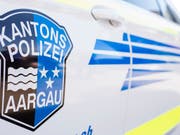Die Aargauer Kantonspolizei hat in Lenzburg einen Mann festgenommen, der mehrere Menschen mit einer Schrotflinte bedroht hat. (Bild: KEYSTONE/ENNIO LEANZA)