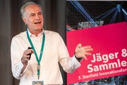 HSG-Professor Elgar Fleisch erklärt wie man das Gesamtportfolio aus Sach- und Dienstleistungen optimieren kann. (Bild: PD)