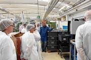 Auf einem Rundgang erhielten die rund 30 Teilnehmenden des Impulsapéros Einblick in die Produktion der Ebnat AG. (Bild: Urs M. Hemm)