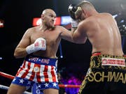 Tyson Fury (links) deckt seinen Konkurrenten mit Schlägen ein: Wenig später ist der Kampf vorbei (Bild: KEYSTONE/AP/JOHN LOCHER)
