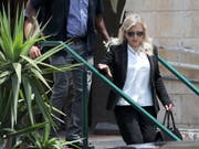 Sara Netanyahu, Ehefrau des israelischen Ministerpräsidenten Benjamin Netanyahu beim Verlassen des Gerichts in Jerusalem.EPA/ABIR SULTAN (Bild: KEYSTONE/EPA/ABIR SULTAN)