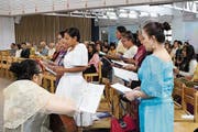 Lieder auf zwei Sprachen: Der Chor der philippinischen Frauen hat seinen Auftritt. (Bild: Katharina Schatton)