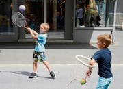 Erst Kontakte mit Tennisschlägern und -bällen ermöglichte der Tennisclub Buchs. (Bilder: Hansruedi Rohrer)