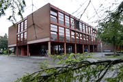 Das Schulhaus Sternmatt 2 soll saniert werden und auf dem Dach eine Fotovoltaikanlage erhalten. (Bild: Werner Schelbert, Baar, 21. Juni 2016)