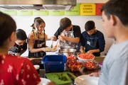 In den Schulen werde immer seltener gekocht, findet Koch Rolf Caviezel. (Bild: Michel Canonica)