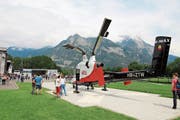 Helikopter faszinieren fast alle Menschen, vor allem, wenn man sie wie am Samstag im Heliport in Balzers einmal aus der Nähe begutachten kann. (Bilder: PD)