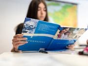Für die Gleichstellung: In Geschichtsbüchern an Schweizer Schulen sollen Frauen im selben Umfang wie Männer abgebildet werden. (Bild: KEYSTONE/GAETAN BALLY)