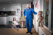 Steve Schild mit seiner Frau Corinna und den Töchtern Elvira und Yanika (im Tuch) in ihrer Wohnung in Elgg. Bild: Urs Bucher