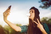 Personen mit einem hohen Hang zu Narzissmus veröffentlichen oft Selbstportraits in den sozialen Netzwerken. (Bild: Getty)