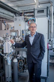 Empa-Direktor Gian-Luca Bona steht in einem Labor in Dübendorf vor einer Anlage, die beispielsweise für Solarzellen dünne Schichten herstellen kann. Nebst Dübendorf verfügt die Empa weitere Standorte in St. Gallen und in Thun, wo sie insgesamt rund 1000 Mitarbeiterinnen und Mitarbeiter beschäftigt. (Bild: Boris Bürgisser, 4. Juni 2019)