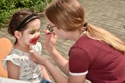 Ein Make-up für die Clownin – auch das wurde angeboten.