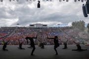 Mädchen greifen für die Schlussfeier zu den Turnreifen.(Bild: Marc Schumacher/Freshfocus)