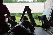 «Schau einfach, dass du nur auf deine Scheibe schiesst», lautete die Anweisung des Helfers. (Bild: Philipp Wolf)