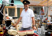 Als Blickfang, nicht als Angebot, zeigt Clemens Jaser seinen Oldtimer-Töff. (Bild: Dieter Ritter)