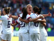 Zweiter Sieg im zweiten Spiel für den Titelverteidiger: Die Amerikanerinnen freuen sich an der Frauen-WM über den vorzeitigen Einzug in die Achtelfinals (Bild: KEYSTONE/EPA/SRDJAN SUKI)
