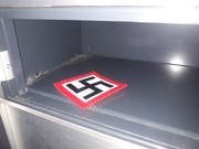 Die Mumenthalers fanden unter anderem ein Nazi-Kreuz im Briefkasten. (Bild: PD)