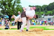 Andi Imhof (hinten) kämpft im Turnfest-Schlussgang gegen den Teamkollegen Matthias Herger (mit Stirnband). (Bild: Severin Bigler)