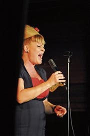 Powerfrau mit Powerstimme: Nicole Bernegger trat am Samstagabend in Mogelsberg auf. (Bild: Michael Hug)