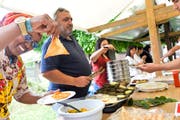 Spezialitäten aus verschiedenen Winkeln der Welt werden anlässlich des nationalen Flüchtlingstags gereicht. (Bild: Donato Caspari)