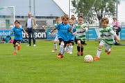 Die Kinder haben grossen Spass am Fussball. (Bild: Donato Caspari)