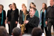 Saxofonist Frederik Mademann spielt mit dem Pop-Chor in der evangelischen Kirche Steckborn. (Bild: Andreas Taverner)