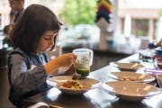 Das Essen wird angerichtet. (Bild: Michel Canonica)