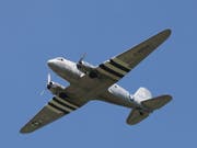 Eine DC-3 der US Air Force von 1948, die als «Rosinenbomber» für die Berliner Luftbrücke eingesetzt wurde. (Bild: KEYSTONE/EPA/FOCKE STRANGMANN)