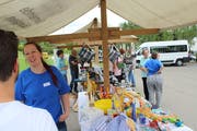 An den Ständen werden Produkte aus den Werktstätten verkauft. (Bild: Manuela Olgiati)
