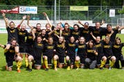 Die FCA-Frauen bejubeln den Aufstieg in die 2. Liga. (Bild: PD, Cham, 16. Juni 2019)