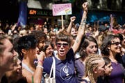 Frauen sind zum Frauenstreiktag in der ganzen Schweiz, wie hier in Lausanne, auf die Strasse gegangen. (Bild: Jean-Christophe Bott/Keystone)