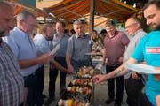 Am 8. Feuerwehrtag verabschiedeten sich 20 Feuerwehrmänner aus ihrem Dienst. Feuerwehrinspektor Toni Käslin (Bildmitte) beim Grill.Bild: Richard Greuter (Stans, Fr. 14. Juni 2019)