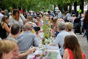 Der lange Tisch am Mitsommerfest. (Bild: Donato Caspari)