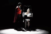 Nach ihrem Auftritt im Zirkus werden Chocolat (Ramsès Alfa) und Foottit (Olli Hauenstein) in einem Variété engagiert. Die Szene spielt im zweiten Teil, der morgen erstmals gezeigt wird. (Bild: Bjørn Jansen/Theater Konstanz)