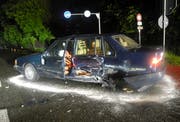 Dieses Unfallauto wurde an der Seite stark beschädigt. (Bild: Kapo Schwyz, Hurden, 16. Juni 2019)