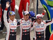 Sébastien Buemi (Mitte) wiederholt an der Seite von Fernando Alonso und Kazuki Nakajima beim 24-Stunden-Rennen in Le Mans den Sieg aus dem Vorjahr (Bild: KEYSTONE/EPA/EDDY LEMAISTRE)