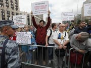 Hunderte Menschen haben am Sonntag in Moskau gegen Polizeiwillkür und für freie Medien protestiert. EPA/YURI KOCHETKOV (Bild: KEYSTONE/EPA/YURI KOCHETKOV)