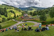 Dorf im Ausnahmezustand: Doch die Hembergerinnen und Hemberger lieben «ihr» Bergrennen. (Bild: Michel Canonica)