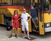 Lika Nüssli (Mitte) mit den Initiatoren Corinne Odermatt und Miguel Onofre: Der Bus ist während zwei Wochen ihr Zuhause und ihr Atelier. (Bild: Adriana Ortiz Cardozo)