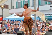 Eine Thailänderin tanzt für die vielen Zuschauer. (Bild: Donato Caspari)