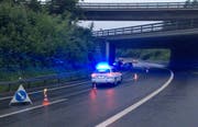 Die A4a war im Bereich der Blegikurve Richtung Luzern wegen des Unfalls kurzzeitig nur einspurig befahrbar. (Bild: Zuger Polizei, Cham, 15. Juni 2019)