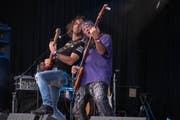 Der Heimweh-Ebnater Thomas Sutter (links) gab beim Auftritt seiner Band Swissmayd alles. (Bild: Sascha Erni)