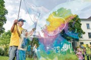 Ein Farbenspiel am Mitsommerfest: Riesenseifenblasen im Botanischen Garten. (Bild: Donato Caspari)