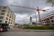 Die Revision von Bauordnung und Zonenplan ist in einer Stadt wie St.Gallen politisch ein heisses Eisen: Dabei sind nämlich viele Fragen zu entscheiden, die von links und rechts sehr unterschiedlich beurteilt werden. Im Bild eine Baustelle im Heiligkreuz. (Bild: Benjamin Manser - 29. April 2019)