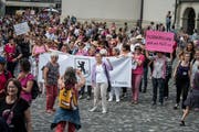 Streikende Frauen aus Appenzell Ausserrhoden treffen in St.Gallen ein. (Bild: Michel Canonica)