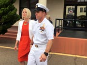 Soll einen verwundeten Taliban erstochen haben: Der US-Soldat Edward Gallagher mit seiner Frau beim Verlassen des Militärgerichts in San Diego. (Bild: KEYSTONE/AP/JULIE WATSON)