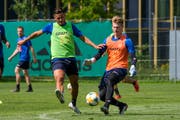 Torhüter Simon Enzler (rechts neben Daniel Follonier) zeichnet sich durch ein gutes und präzises Spiel mit den Füssen aus. (Bild: Martin Meienberger/Freshfocus (Luzern, 17. Juni 2019))
