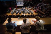 Die Jury beurteilt den Musikverein Buochs am 1. Zentralschweizer Musikfest. (Bild: Philipp Schmidli, Hergiswil, 15. Juni 2019)