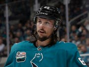 92 Millionen Dollar über acht Jahre: Der Schwede Erik Karlsson von den San Jose Sharks wird zum bestbezahlten NHL-Verteidiger (Bild: KEYSTONE/AP/JEFF CHIU)